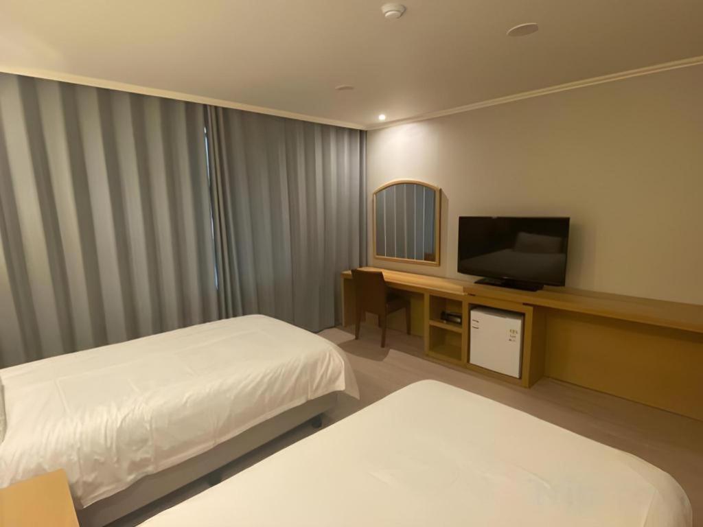 Emerald Hotel Jeju Buitenkant foto
