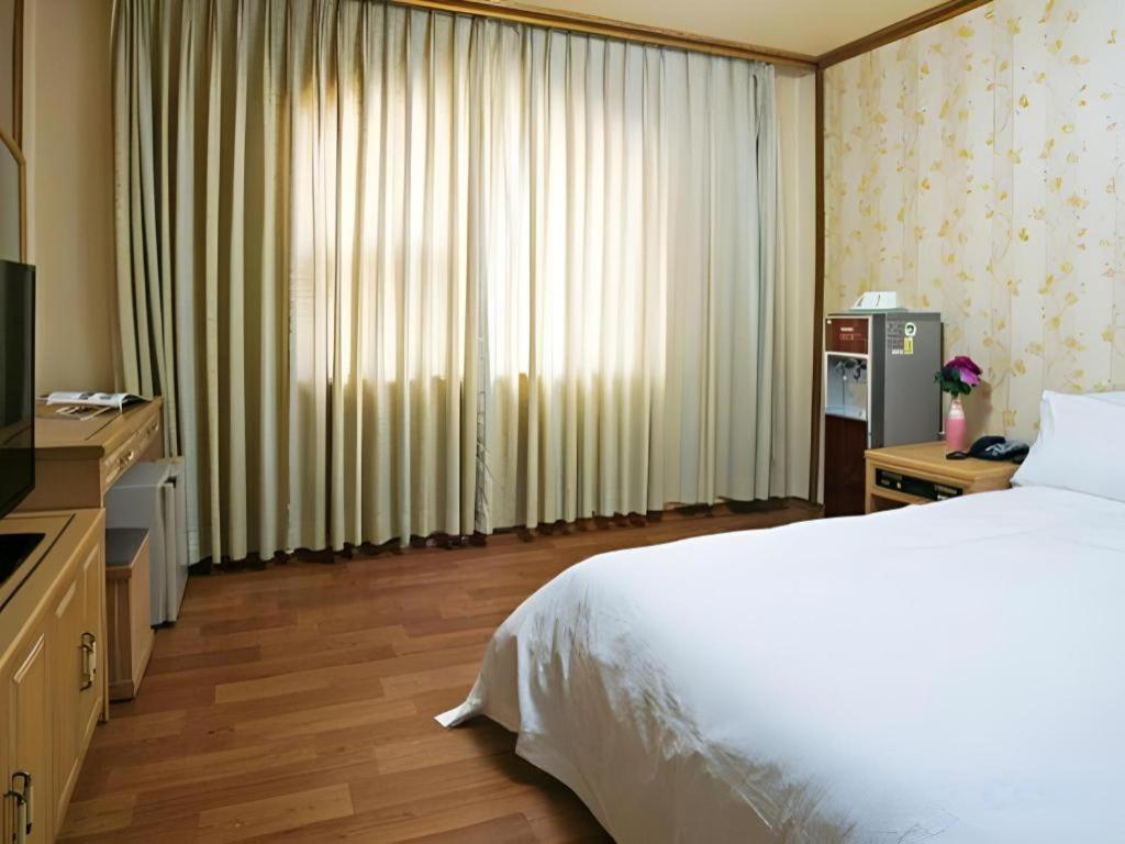 Emerald Hotel Jeju Buitenkant foto